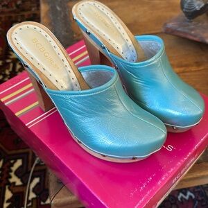 Vintage BCBGirls pearl turquoise wooden heel mules size 7